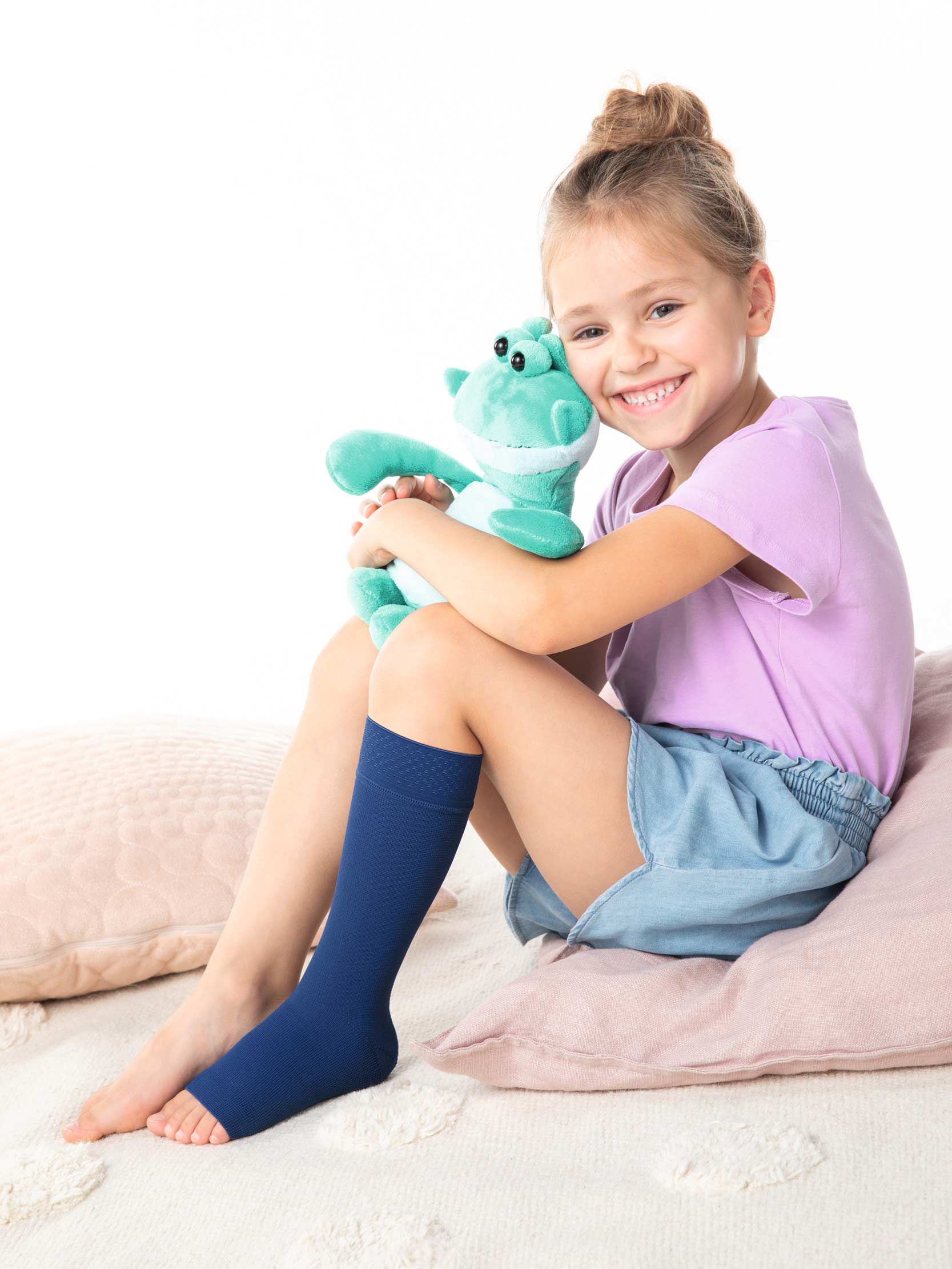 Petite fille avec peluche Julius Petite fille avec peluche Julius