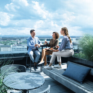 Un homme et deux femmes se trouvent sur une terrasse sur le toit et portent des bas de contention Un homme et deux femmes se trouvent sur une terrasse sur le toit et portent des bas de contention