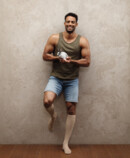 Lifestyle image Juzo Intenso Man wears the Juzo Intenso in sesame and has a bunny in his hand