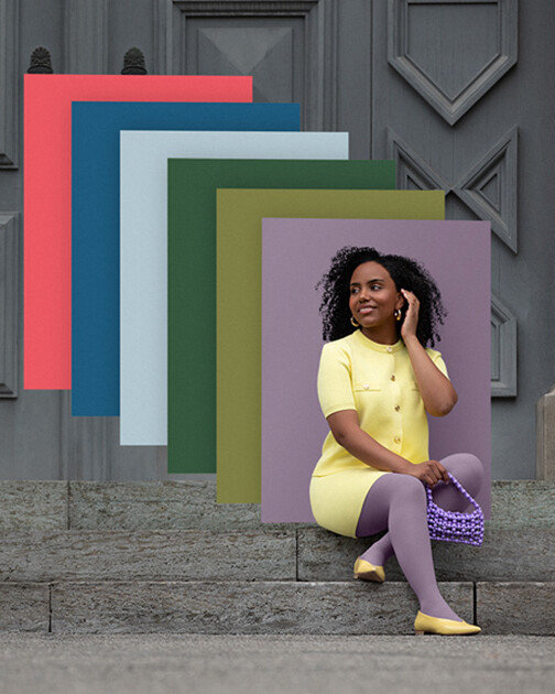 Frau mit Kompressionsstrümpfen in der Farbe Cozy Violet sitzt auf einer Treppe. Im Hintergrund die Farbfelder der aktuellen Juzo Trend Colours. Frau mit Kompressionsstrümpfen in der Farbe Cozy Violet sitzt auf einer Treppe. Im Hintergrund die Farbfelder der aktuellen Juzo Trend Colours.
